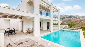 Elegant modern villa in Zrnovica near Split on 3700 sq.m. of land 