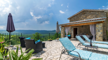 Zwei Steinhäuser mit Swimmingpool in Oprtalj mit Blick auf Motovun 