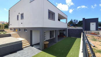 Modern family villa of 240 m2 on 1553m2 of land 