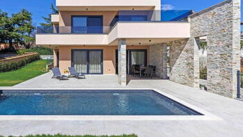 Impeccable quality villa of contemporary design in Porec area, with distant sea views! 