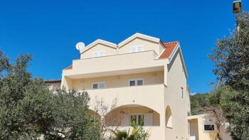 Three story villa with swimming pool, garden and auxiliary object in Starigrad, Hvar island 