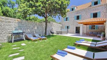 Magnificent 4**** palazzo for sale in Cavtat, only 100 meters from the sea 