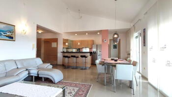 Penthouse  of 120 m2, sea view, jacuzzi, garden, parking, furnished - in Pjescana Uvala 