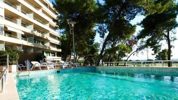 Výjimečný apartmán v 5***** přímořském komplexu s bazénem nedaleko Splitu 