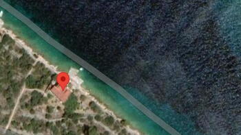 Романтический изолированный дом на острове Дрвеник на 1-й линии моря с собственным причалом 