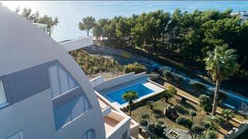 Incroyable propriété à Podstrana avec piscine propose 2 appartements de luxe 