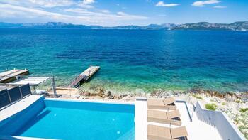 Absolut atemberaubende Villa mit privatem Strand, Swimmingpool und Bootsliegeplatz 