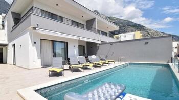 New semi-detached villa in Makarska with swimming pool 