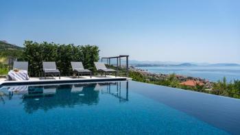 Pozoruhodná moderní vila nedaleko Splitu s panoramatickým výhledem na moře 