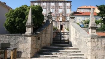 Stone mansion 20 meters from the sea in Orebic 