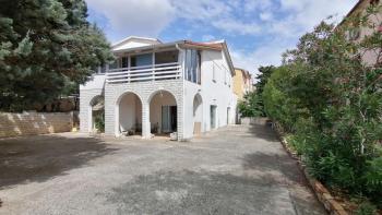 House with three apartments and office space - perfect for life and business! 
