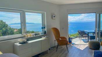 Penthouse above the center of Opatija with garage, panoramic sea views 