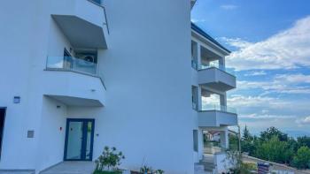 Tökéletes apartman egy új épület földszintjén terasszal és kilátással a tengerre Iciciben, Opatija közelében 