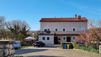 Mehrfamilienhaus am Stadtrand auf einem großzügigen Grundstück im Raum Labin 