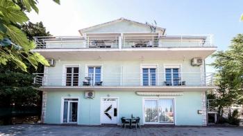 Dům 8 apartmánů ve Starigradu s výhledem na moře 