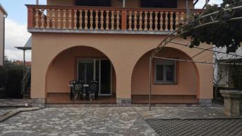 Maison individuelle avec deux appartements à Malinska sur l'île de Krk 