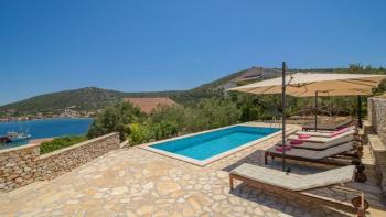 Apart-house in Marina, Vinisce with wonderful sea views and pool, mere 70 meters from the sea 