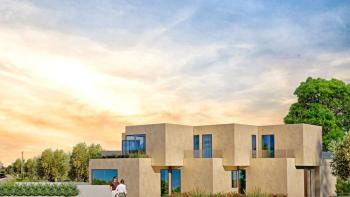 Nouveau bâtiment de conception originale avec piscine dans le quartier d'Umag, avec vue sur la mer 