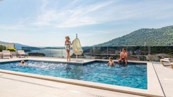 Trois villas de luxe à vendre dans la région de Trogir - vente forfaitaire 