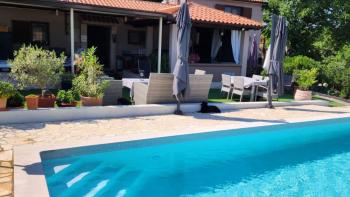 Villa with 2 residential units, swimming pool and large garden in Rabac area 