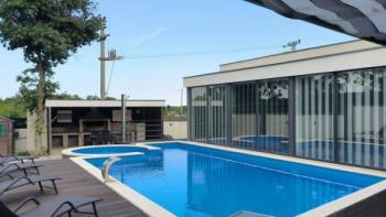 New cheap villa with swimming pool in Svetvincenat 