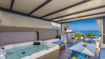 Belle maison jumelée avec jacuzzi et vue mer à Klenovica 