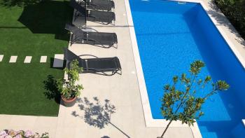 Замечательный апартамент с бассейном на Чиово, всего в 100 метрах от моря 