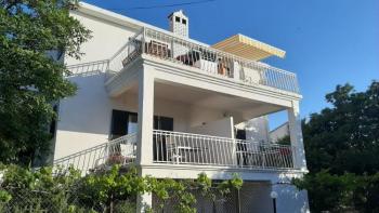 Maison avec 4 appartements et vue mer à 150 m de la mer à Mandre, Pag 