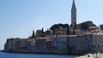 Tolles Haus mit 3 Wohneinheiten nur 500 Meter vom Meer entfernt in Rovinj 