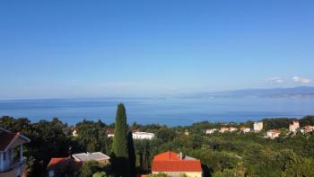 Land gyönyörű kilátással a tengerre Opricban Opatija felett 