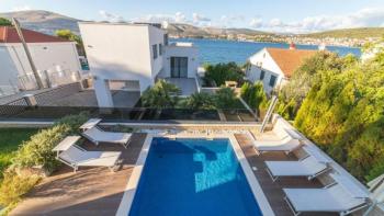 Modern villa fedett és szabadtéri medencékkel a Ciovo-félszigeten 