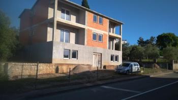 Dom apartamentowy z 5 apartamentami w Malinskiej, 500m od morza 