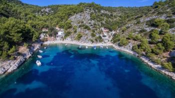 Städtisches Grundstück 80 m vom Meer entfernt auf der Insel Šolta! 