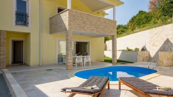 Reduziert! Schöne Doppelhaushälfte mit teilweisem Meerblick in fantastischer Lage in Baska, Krk 