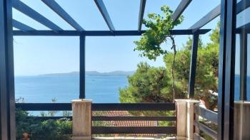 Semi-detached house with 2 apartments, 2 garages and fantastic sea view mere 70 meters from the sea 