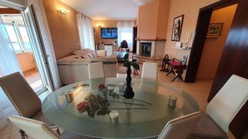 Przestronny i wysokiej jakości apartament, 700m od morza 