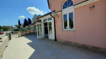 Fully equipped restaurant in an attractive location of Fazana, 350m from the sea, for sale 