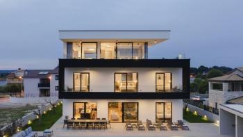 Villa moderne avec piscine et vue sur la mer à Pula, à vendre 