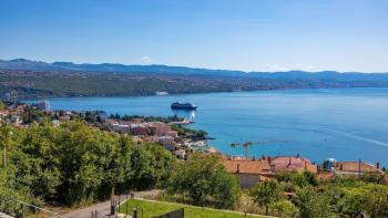 Grundstück mit Baugenehmigung mit Blick aufs Meer, ausgezeichnete Lage in Opatija, Matulji, zu verkaufen 