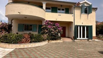 House with 2 apartments on the 2d row to the sea in Brodarica, for sale 