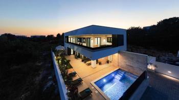 Exkluzív modern villa Medulinban, 300 méterre a tengertől, eladó 