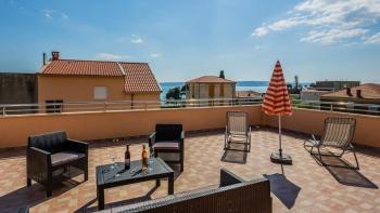 Nieruchomość z 4 apartamentami w Kaštel Kambelovac, 80 m od morza, na sprzedaż 