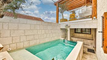 Villa en pierre unique sur Ciovo, Trogir, à 450 m de la mer, à vendre 