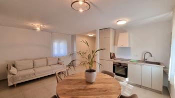 Újonnan felújított duplex lakás Vabrigában, 2 km-re a tengertől, eladó 