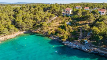 Dom na wyspie Brač w urokliwej zielonej zatoce na sprzedaż 