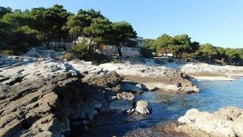 Villa unique en bord de mer sur l'île de Brac sur 11000 m2 de terrain en bord de mer 