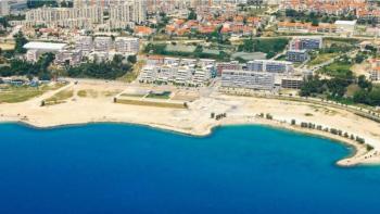 Építési telek Split külvárosában, Znjanban, területe 1700 m2, előzetes tervezéssel 4 * szállodára 