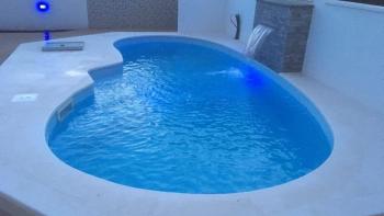 Property with 3 apartments and swimming pool in Rogoznica 