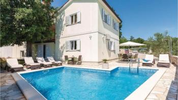 Belle villa à vendre avec piscine et vue mer dans la région de Rabac, à 500m de la mer 
