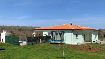 Einstöckige Villa mit Swimmingpool in der Gegend von Umag 